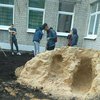 В Харькове школьников заставили строить сад (фото)