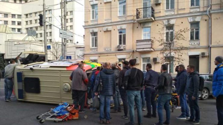 В центре Киева перевернулась "скорая" /  Фото: Facebook 
