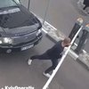 В Киеве водитель сломал руками шлагбаум (видео)