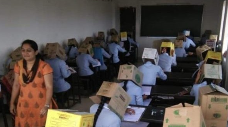 Студенты сдавали экзамены с коробкой на голове / Фото: twitter