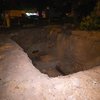 В Киеве девушка упала в вырытую коммунальщиками яму