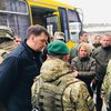 Пересечение КПВВ детьми по загранпаспортам: Гончарук отправился на Донбасс