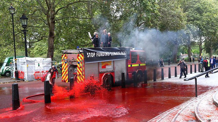 В Великобритании облили кровью Министерство финансов  / Фото: Reuters 