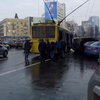 В Киеве пассажиры толкали троллейбус (видео)