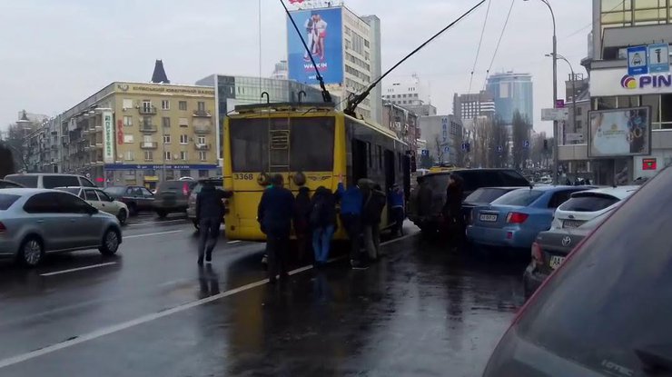 Пассажиры толкали троллейбус / Фото: kievnews