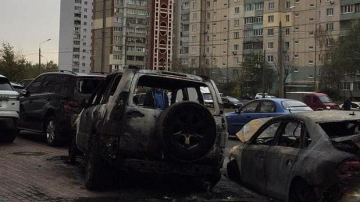 В Киеве сгорело шесть машин / Фото: Троещина онлайн 