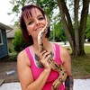 На участке со 140 змеями нашли труп женщины