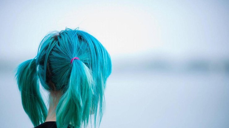 Девушка с синими волосами / Фото: "Версия.Инфо"