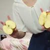 Девушка шокировала трюком с яблоком (видео)