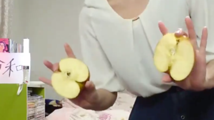 Трюк девушки с яблоком поразил японцев / Фото: скриншот