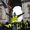 Во Франции полиция применила слезоточивый газ против "желтых жилетов"