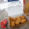 Работник McDonaldʼs тайно подкладывал дополнительный наггетс