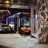 В Германии автобус протаранил несколько авто и въехал в людей