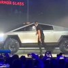 Броньоване вікно нової Tesla розбилося на презентації (відео)