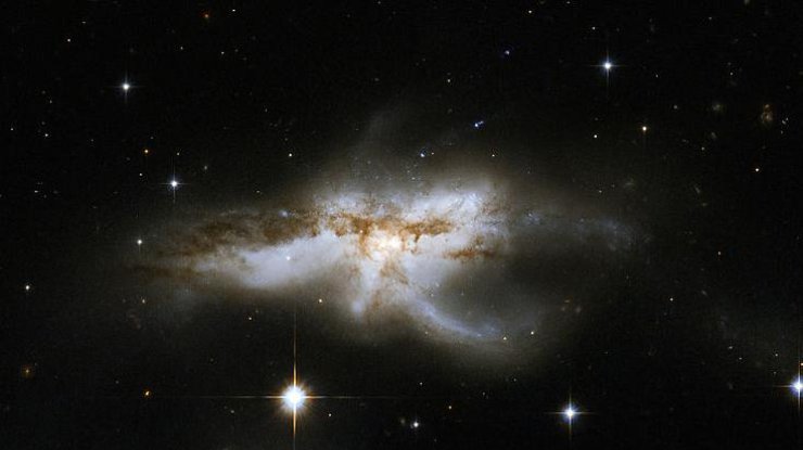 Галактика NGC 6240 с центром из трех черных дыр. Фото телескоп Hubble/NASA