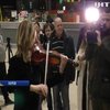 Пасажири Харківського аеропорту слухали червону скрипку Страдіварі