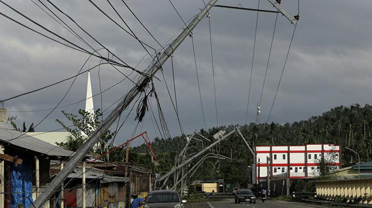 Тайфун уносит жизни людей/ Фото: РИА Новости