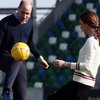 Принц Уильям и Кейт Миддлтон сыграли в футбол со школьниками