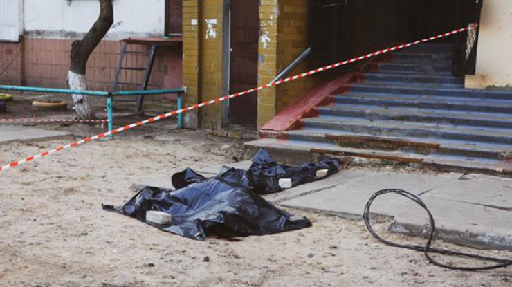 Труп лежал прям перед домом Фото: kiev.informator.ua