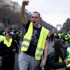 Протесты во Франции: митингующий открыл огонь по полицейским