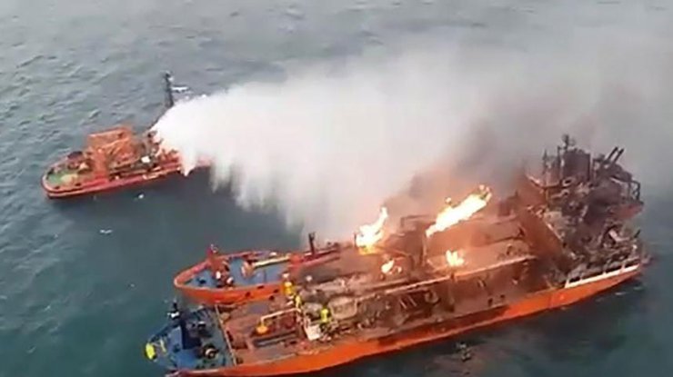 Пожар у берегов Крыма 