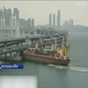 Російський корабель протаранив автомобільний міст у Південній Кореї (відео)