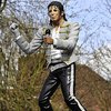 В Лондоне снесли памятник Майклу Джексону