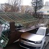 На Украину обрушился ураган: мощный ветер сносит деревья, вышки и краны (фото, видео)