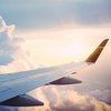 Пассажиров самолета напугал странный объект в небе (видео)