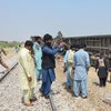В Пакистане из-за взрыва сошел с рельсов поезд (фото)