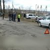 На Прикарпатті селяни самотужки ремонтують аварійну дорогу