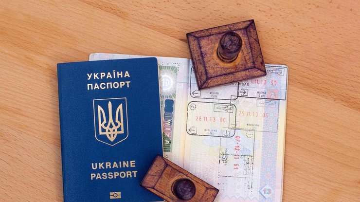 Загранпаспорт в Украине / Фото: "Информ-UA"