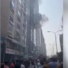 Люди прыгают из окон и гибнут: небоскреб охватило жуткое пламя (видео) 