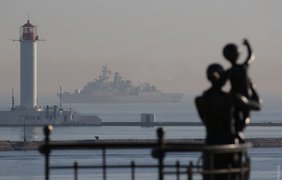 Военные корабли вошли в порт Одессы Фото: Думская
