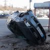 В Киеве автомобиль снес остановку и перевернулся
