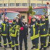 Горячий танец спасателей: пожарные поздравили женщин 