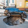 В центре Киева машина зависла над ямой