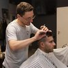 Недовольный стрижкой клиент побрил голову парикмахера