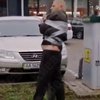 Мужчину примотали скотчем к столбу из-за ДТП (видео)