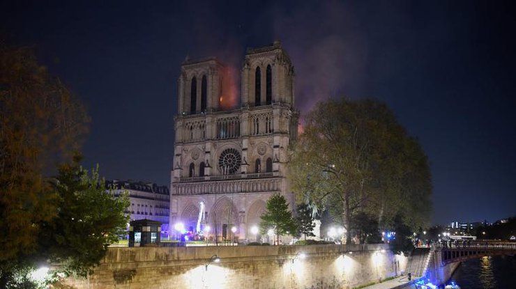 Собор Парижской Богоматери в огне