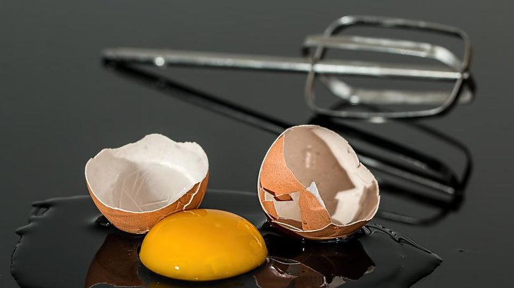 Существует несколько действенных способов, как правильно разбить яйцо.