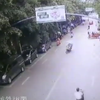 У Китаї гусак збив жінку на мотоциклі