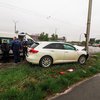 В Киеве Toyota Venza влетел в столб и загорелся (видео)