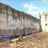На Прикарпатті унікальна фортеця потопає у смітті
