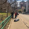 В Киеве возле школы умер мужчина 