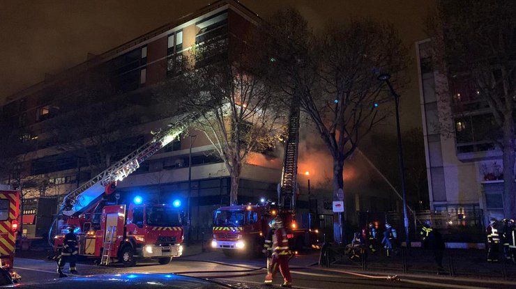 Взрыв и пожар в жилом доме Парижа / Фото: из Twitter @modrunaway 