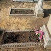 Женщина убирала на кладбище и подорвалась на мине