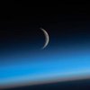 Астронавты сняли молодой месяц в голубой дымке (фото) 