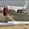 У М'янмі літак здійснив аварійну посадку без переднього шасі (відео)