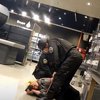 Женщина в супермаркете напала на кассиров и охранника (видео)